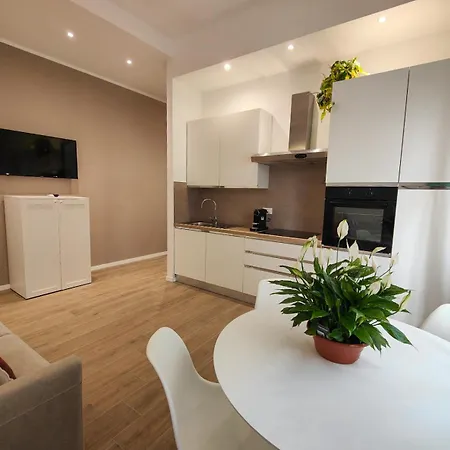 Alda Nella Piazzetta In Centro 斯培西亚